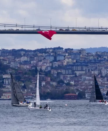 İstanbul Boğazı'nda yelkenler 23 Nisan için açıldı