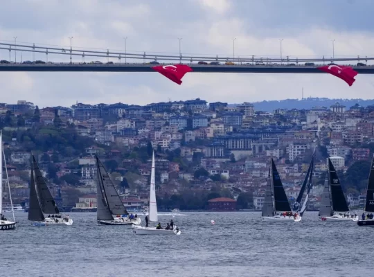 İstanbul Boğazı'nda yelkenler 23 Nisan için açıldı