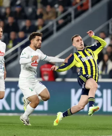 Kadıköy'de sessiz gece: Fenerbahçe galibiyeti koruyamadı