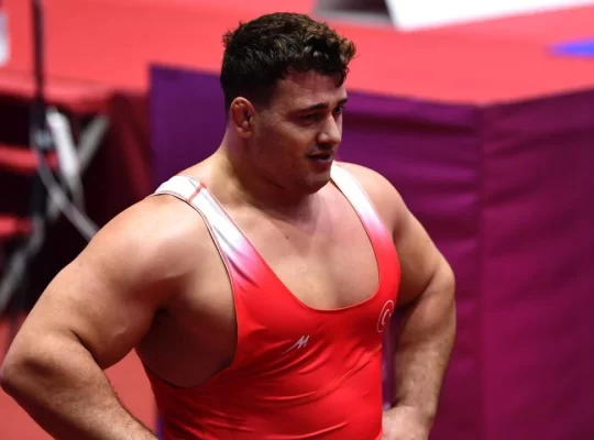 Milli güreşçiler Tiran'da yarı finale yükseldi