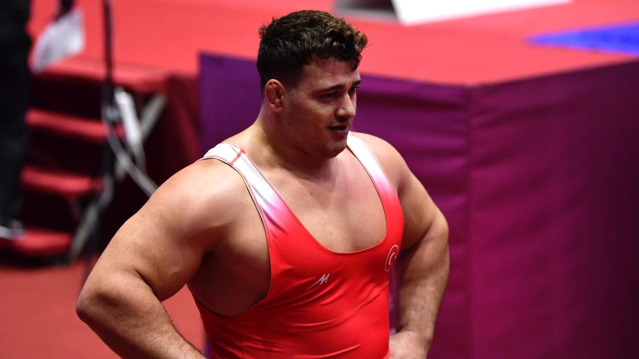 Milli güreşçiler Tiran'da yarı finale yükseldi