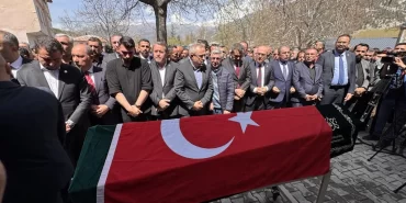 Öğrencilerine siper olan Ayla öğretmen son yolculuğuna uğurlandı