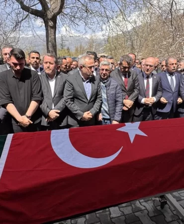 Öğrencilerine siper olan Ayla öğretmen son yolculuğuna uğurlandı