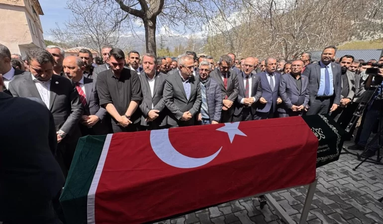 Öğrencilerine siper olan Ayla öğretmen son yolculuğuna uğurlandı