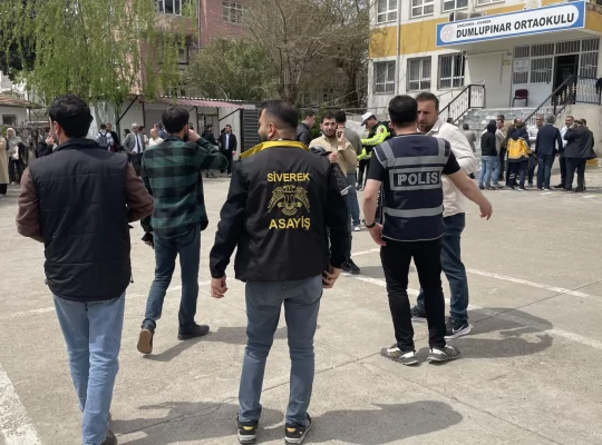 Siverek'te okulda hareketli anlar: Polis şüpheliyi yakaladı