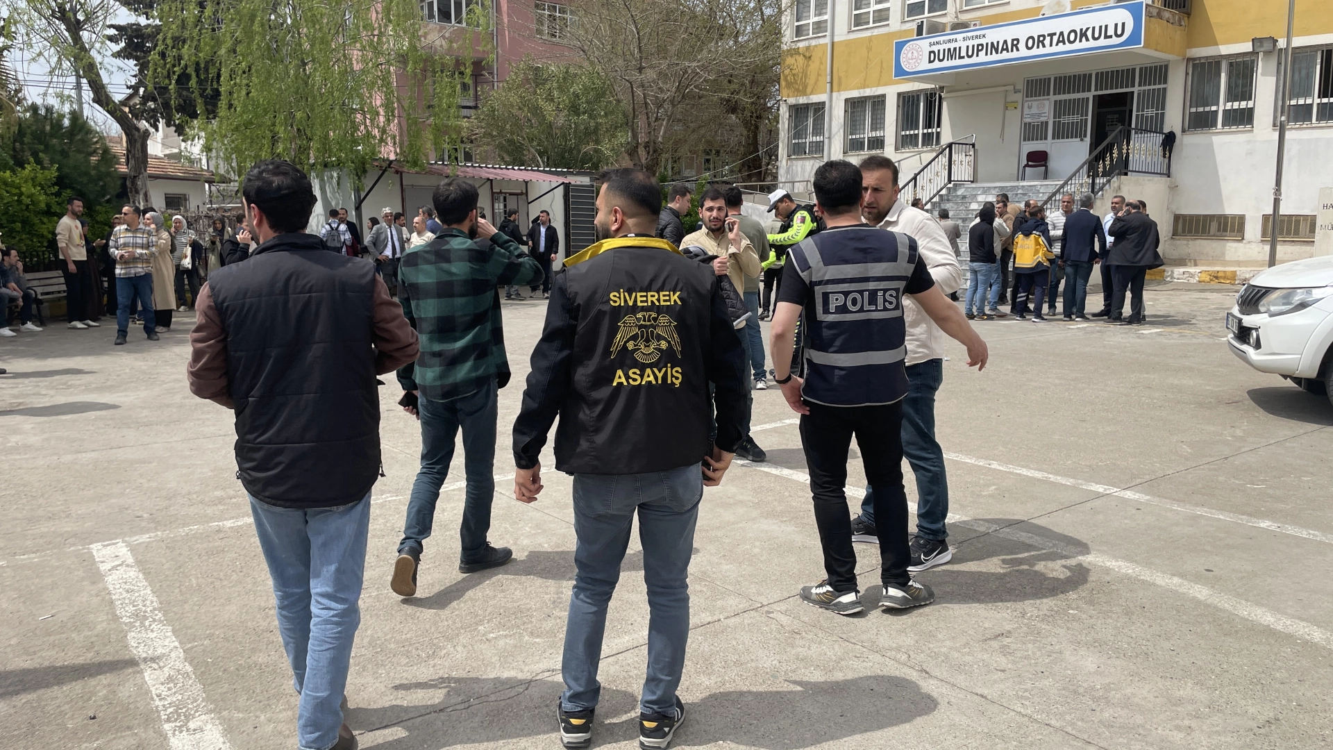 Siverek'te okulda hareketli anlar: Polis şüpheliyi yakaladı