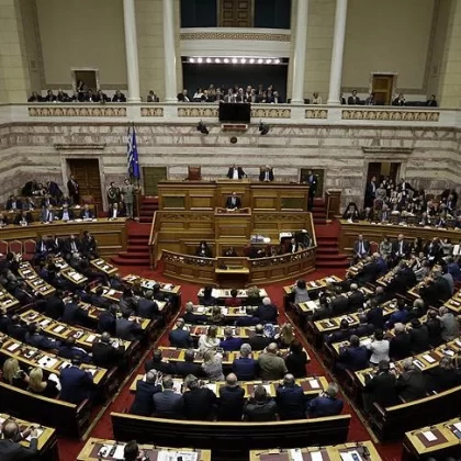 Yunanistan'da yolsuzluk depremi: 13 vekilin zırhı kalktı