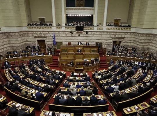 Yunanistan'da yolsuzluk depremi: 13 vekilin zırhı kalktı