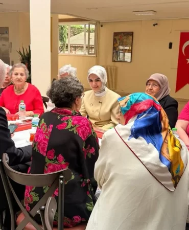 bakan-goktastan-huzurevi-sakinlerine-anneler-gunu-ziyareti