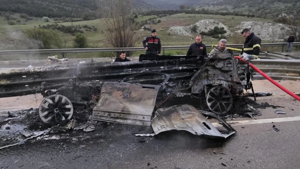 Bariyerlere çarpan otomobil alev topuna döndü: 1 ölü