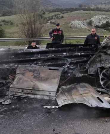 Bariyerlere çarpan otomobil alev topuna döndü: 1 ölü