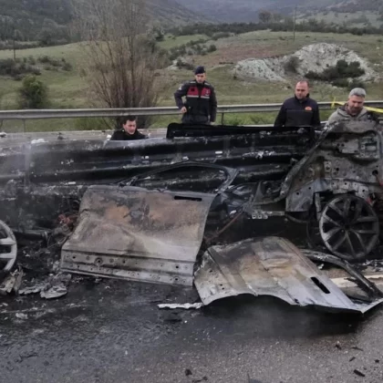 Bariyerlere çarpan otomobil alev topuna döndü: 1 ölü