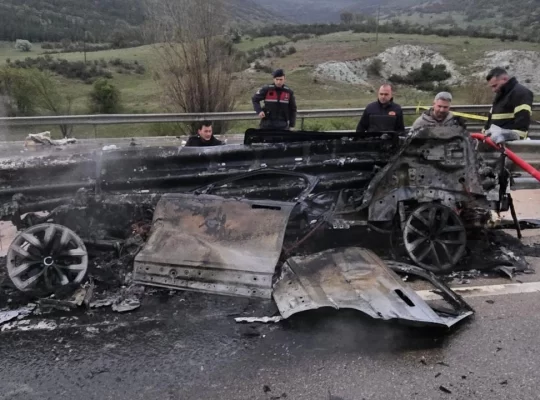 Bariyerlere çarpan otomobil alev topuna döndü: 1 ölü