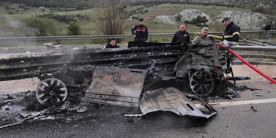 Bariyerlere çarpan otomobil alev topuna döndü: 1 ölü