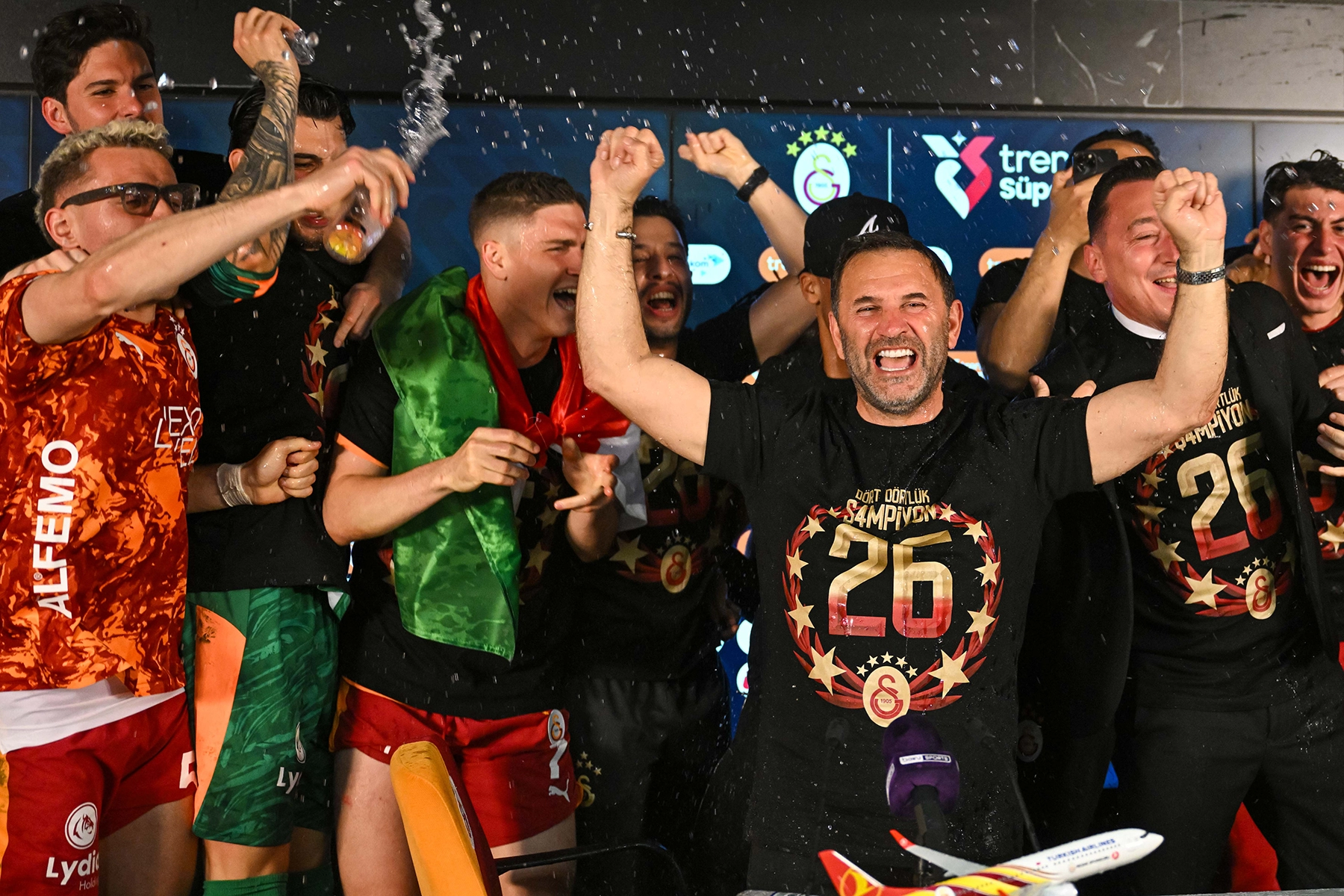 Dünya Galatasaray'ın zaferini Osimhen ile manşetlere taşıdı