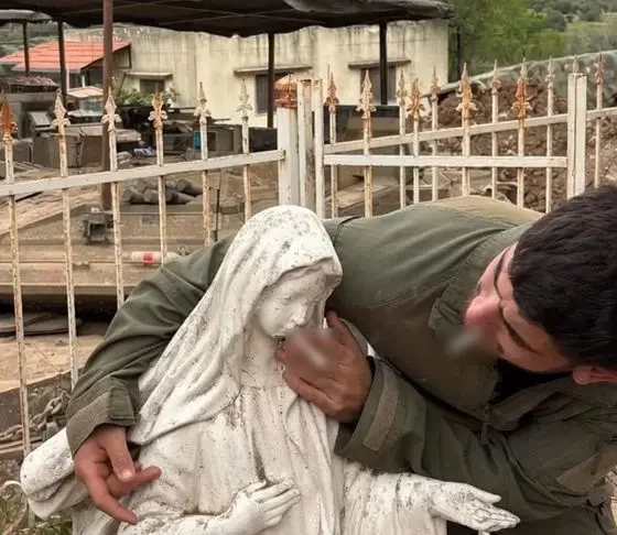 İsrail askerinden Lübnan’da Meryem Ana heykeline saygısızlık