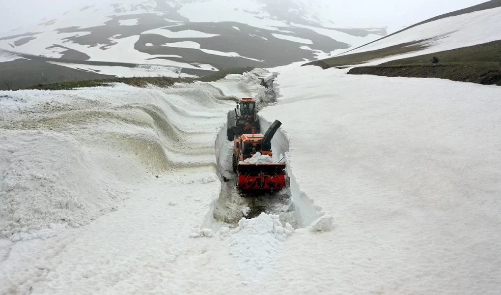 Kars-Ardahan yolunda "Kar kaplanları" bayram için sahada