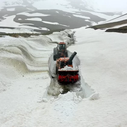 Kars-Ardahan yolunda "Kar kaplanları" bayram için sahada