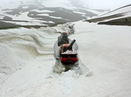 Kars-Ardahan yolunda "Kar kaplanları" bayram için sahada