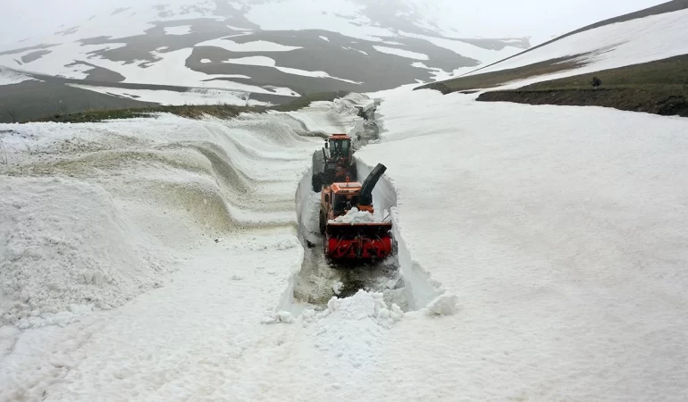 Kars-Ardahan yolunda "Kar kaplanları" bayram için sahada