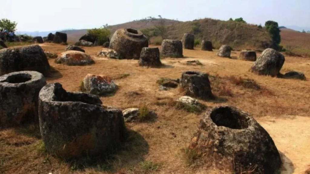Laos'taki dev taş küplerin gizemi çözüldü: Antik aile mezarlığı