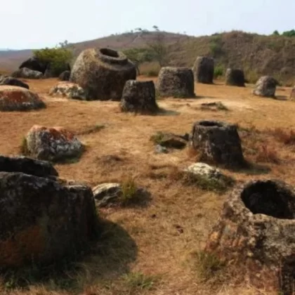Laos'taki dev taş küplerin gizemi çözüldü: Antik aile mezarlığı