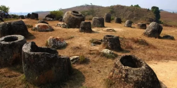 Laos’taki dev taş küplerin gizemi çözüldü: Antik aile mezarlığı