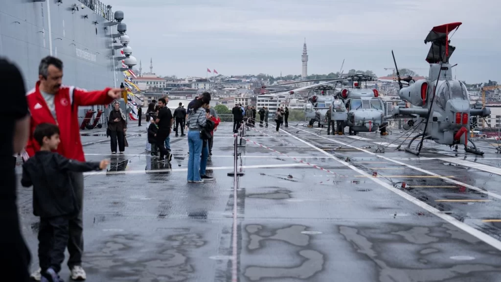 TCG Anadolu Sarayburnu'nda ziyaretçi akınına uğradı