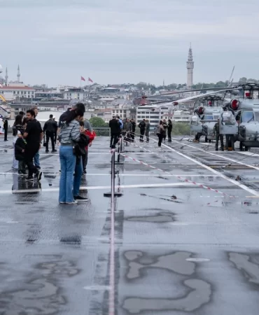 TCG Anadolu Sarayburnu'nda ziyaretçi akınına uğradı