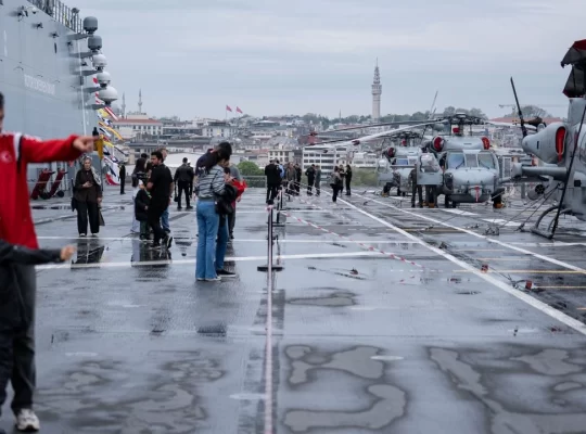TCG Anadolu Sarayburnu'nda ziyaretçi akınına uğradı