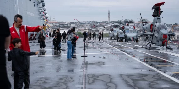 TCG Anadolu Sarayburnu’nda ziyaretçi akınına uğradı