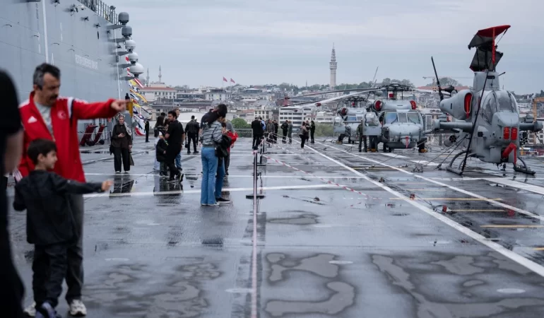 TCG Anadolu Sarayburnu'nda ziyaretçi akınına uğradı