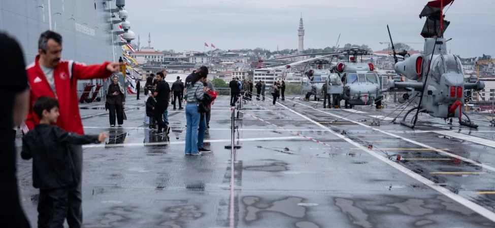 TCG Anadolu Sarayburnu'nda ziyaretçi akınına uğradı