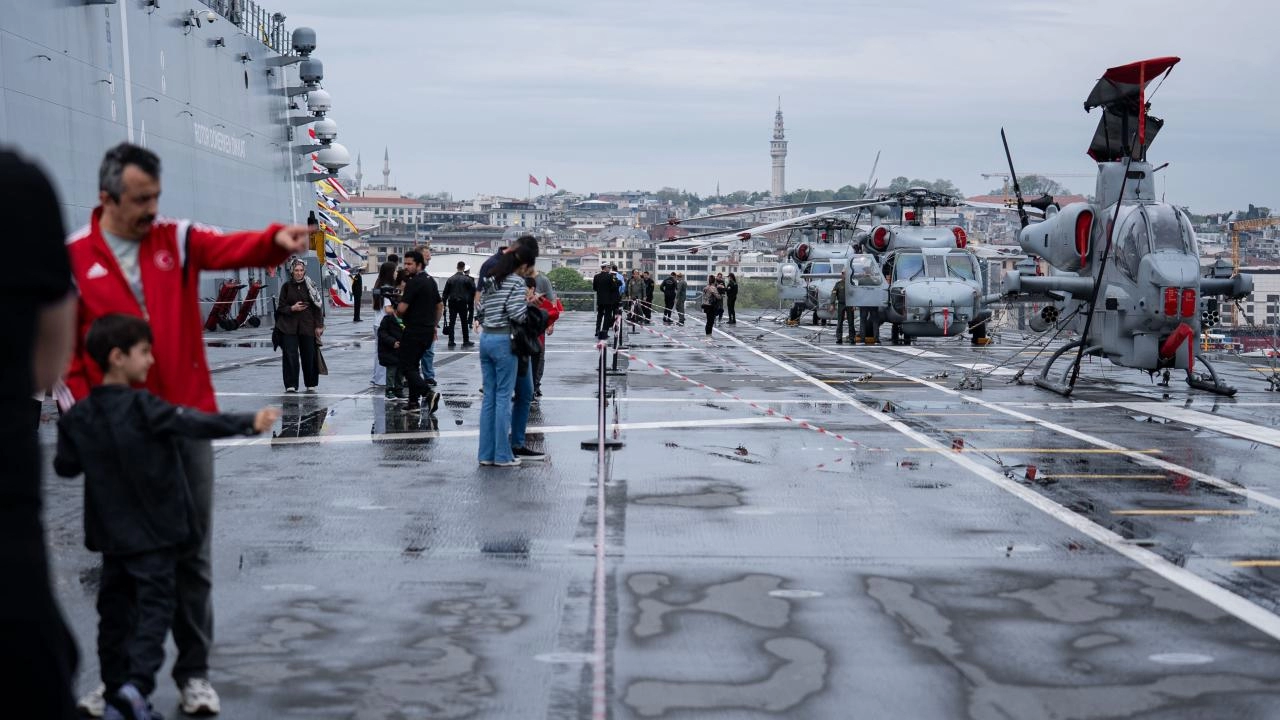 TCG Anadolu Sarayburnu'nda ziyaretçi akınına uğradı