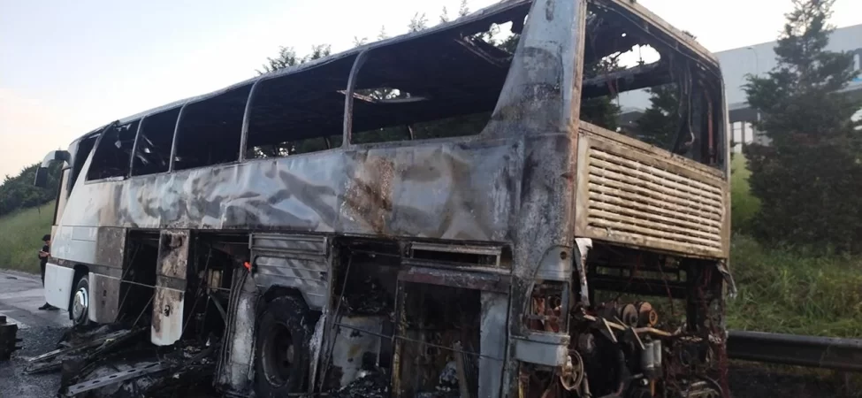 Tuzla'da otobüs yangını: Selektör uyarısı 45 kişiyi kurtardı