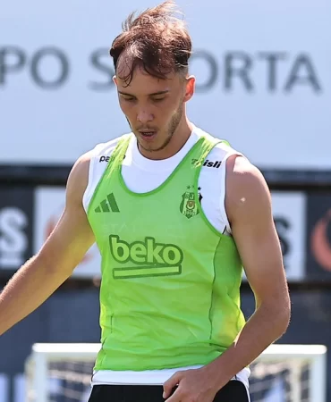 Beşiktaş'ta veda: Genç golcü yeni takımına imza attı