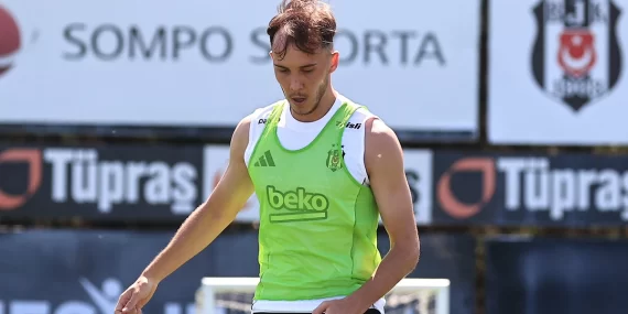 Beşiktaş’ta veda: Genç golcü yeni takımına imza attı