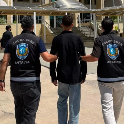 "Devlet biziz" dedi, emniyet kapısına dayandı