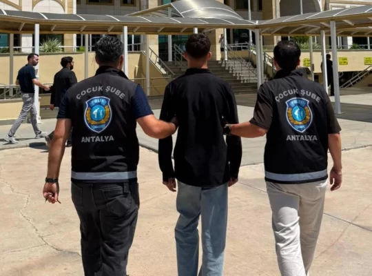 "Devlet biziz" dedi, emniyet kapısına dayandı
