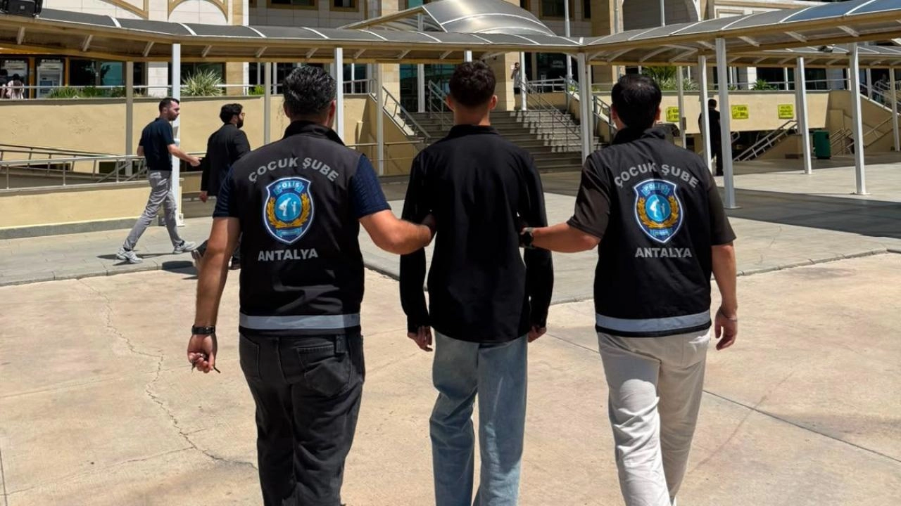 "Devlet biziz" dedi, emniyet kapısına dayandı