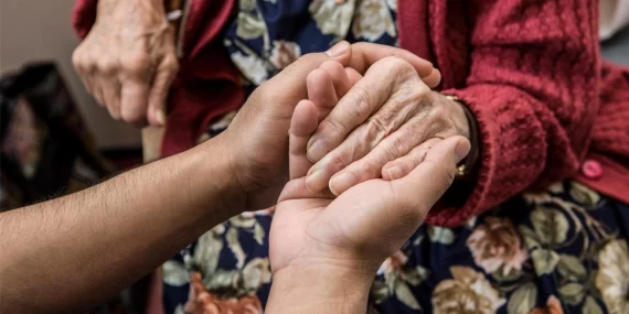 Dünyada sessiz kriz büyüyor: Yaşlı istismarı korkunç boyutta