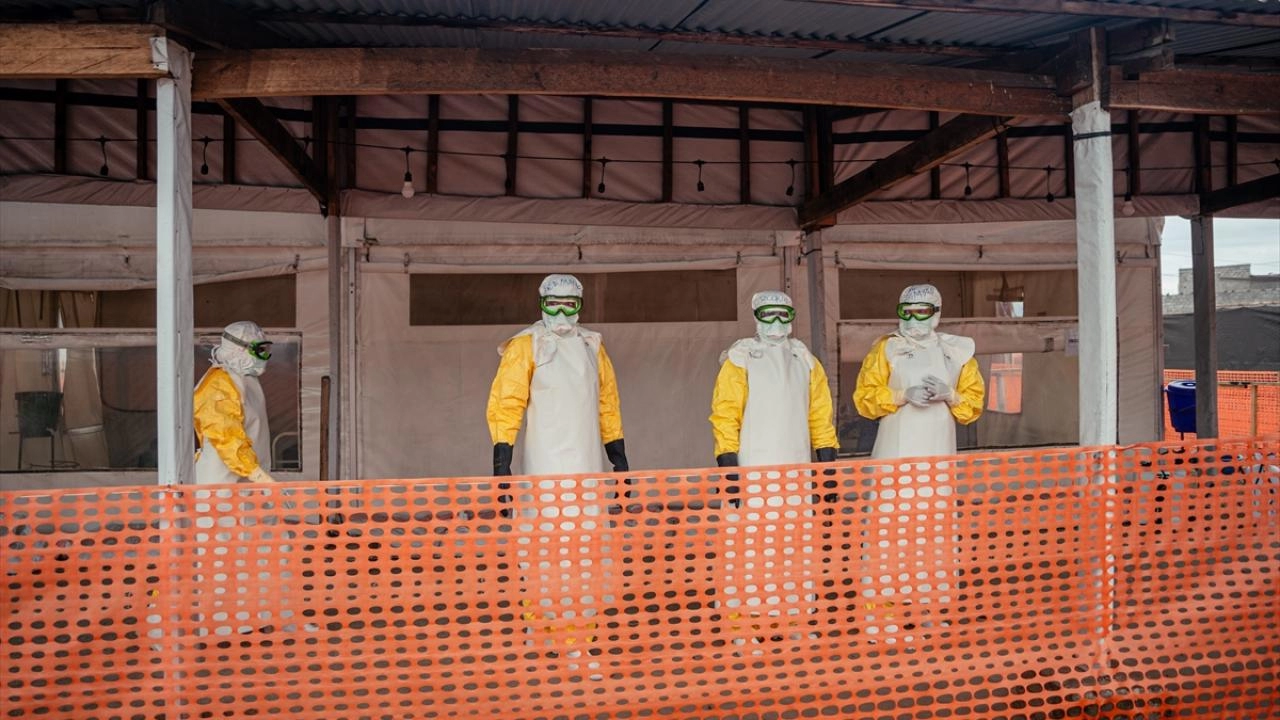 Ebola'da 300 kişi kayıp: Salgın eylüle kadar tırmanabilir