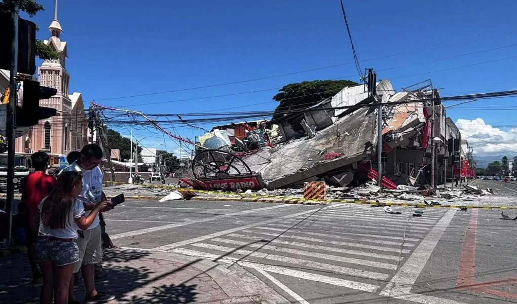 Filipinler'de 7.8 büyüklüğünde deprem: 32 ölü