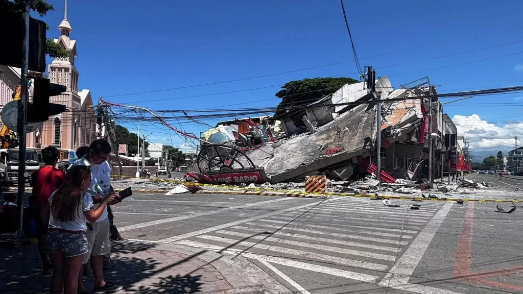 Filipinler'de 7.8 büyüklüğünde deprem: 32 ölü