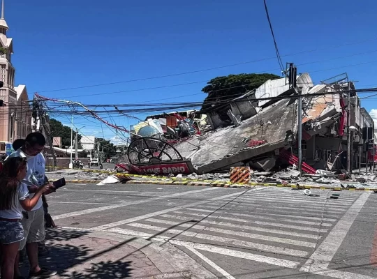 Filipinler'de 7.8 büyüklüğünde deprem: 32 ölü