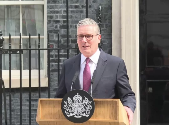 İngiltere'de deprem: Başbakan Keir Starmer istifa etti!