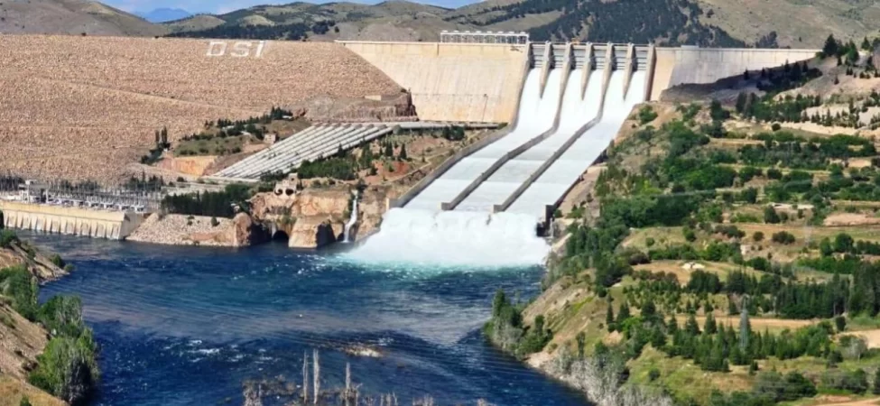 Keban Barajı'nda kritik karar: Kapaklar tekrar açıldı
