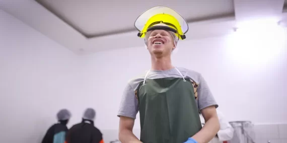 Senegalli albinolar TİKA ile kendi güneş kremini üretiyor