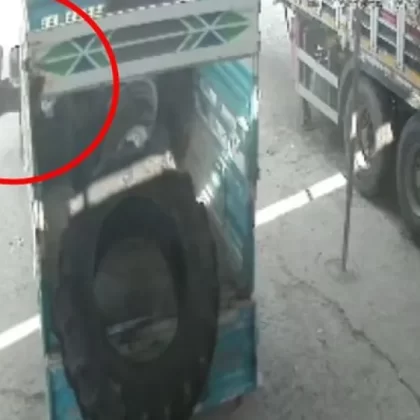 Siirt'te korkunç kaza: Traktör lastiği bomba gibi patladı