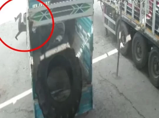 Siirt'te korkunç kaza: Traktör lastiği bomba gibi patladı